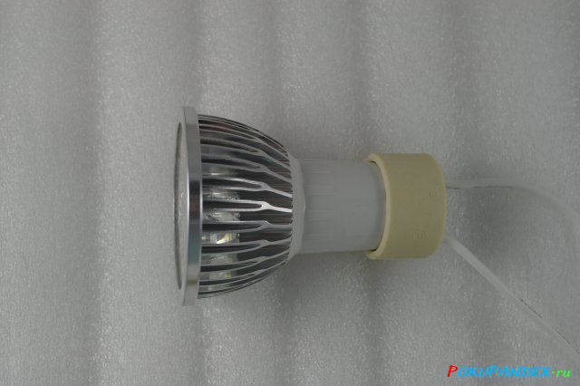 Лампа с цоколем GU10 в керамическом патроне GU10