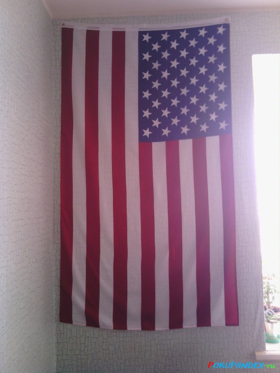 Как вешаются флаги. Красиво повесить флаг на стену. Как повесить флаг. На что вешать флаг на стену. Как красиво повесить два флага на стену.