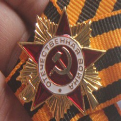 Значок в виде ордена Отечественной войны